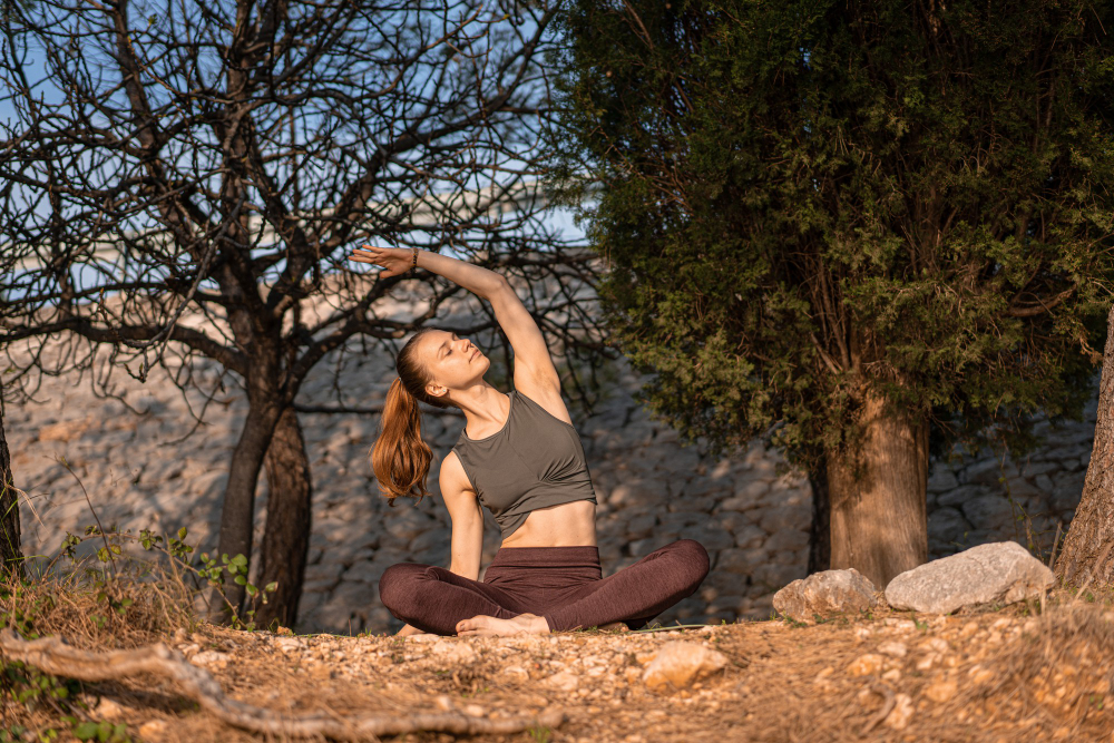 Jeune femme faisant du yoga à Ibiza