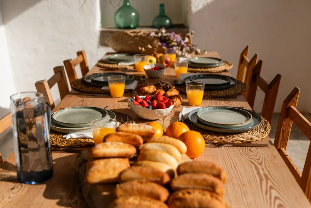 Foto van een gedekte tafel in Can Orvais, de villa in Ibiza van Green&Blue Villas
