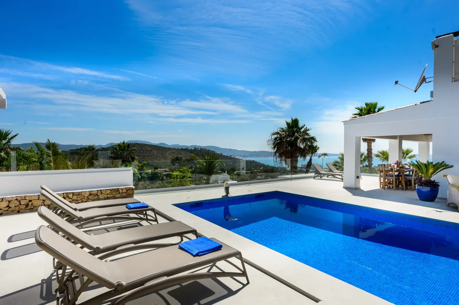 Terrazza con piscina e vista mare