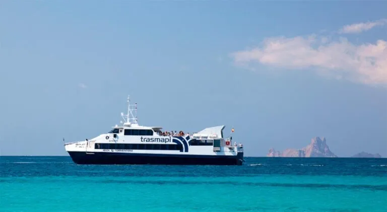 Een veerboot van Trasmapi op zee