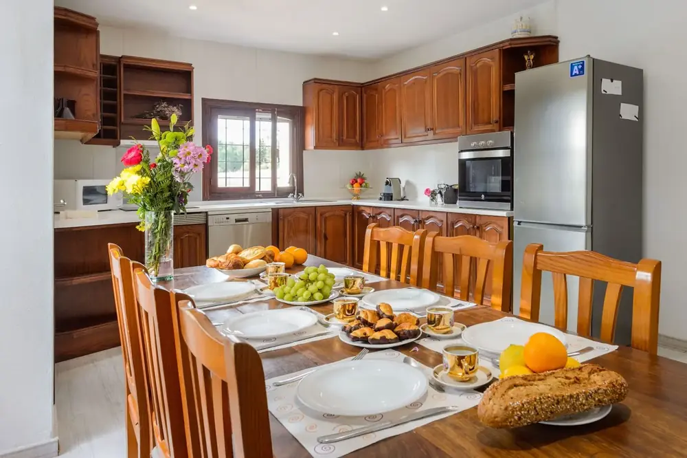 Een keuken met het ontbijt op tafel